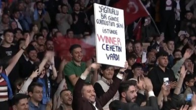 Cumhurbaşkanı Erdoğan açılan pankarta tepki gösterdi: Benim için söylemiyorsun değil mi?