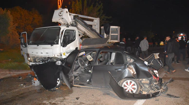 Adana'da vinçe çarpan otomobildeki Mehmet Emin Atıcı ve Murat Rüzgar öldü