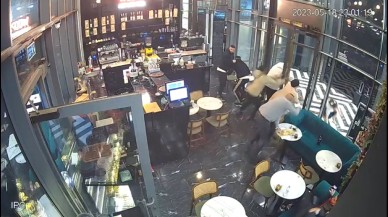 İstanbul’un göbeğinde silahla kafe bastılar: Çatışma çıktı,  ağır yaralılar var