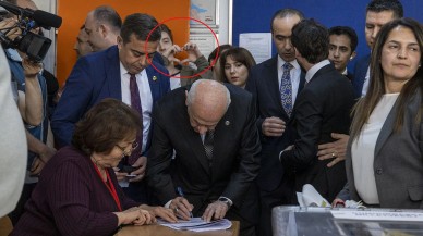 Devlet Bahçeli oy kullandığı sırada bir genç Millet İttifakı'nın kullandığı kalp işaretini yaptı