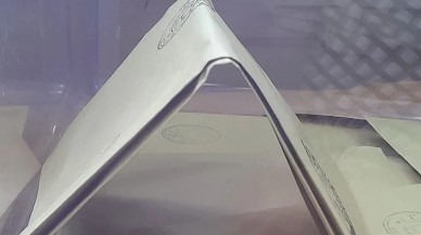 Tek zarfla oy kabinine girdi,  sandığa çift zarf attı!