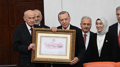 Cumhurbaşkanı Erdoğan TBMM'de yemin ederek görevine başladı. Gerginlik çıktı