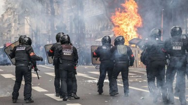 Fransa'da halk ayaklandı. Ortalık savaş alanına döndü. Sokağa çıkma yasağı ilan edildi