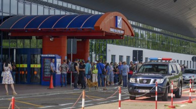 Türkiye'den Moldova'ya giden bir kişi Kişinev Havalimanı'nda 2 kişiyi öldürdü