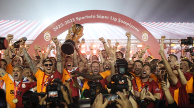 Galatasaray,  şampiyonluk kupasını kaldırdı