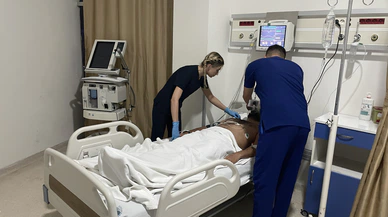 Gaziantep'te hasta yakınlarınca darbedilen doktor yoğun bakıma alındı. Hayati tehlikesi var