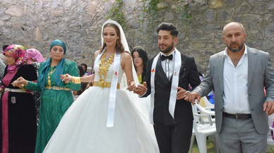 Hakkari'ye Almanya'dan gelin geldi. Yöresel düğün