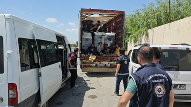 Erzincan'da İran'dan gelen tırın dorsesinde 64 düzensiz göçmen yakalandı