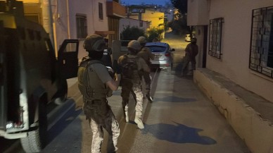 Kapılar koçbaşlarıyla kırıldı,  260 polis baskın yaptı. Mersin'de şafak operasyonu