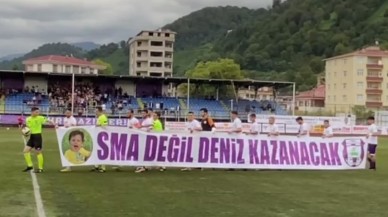 Sahaya yazılı pankartla çıkan futbolcular,  taraftarlarından güçlü alkış aldı.