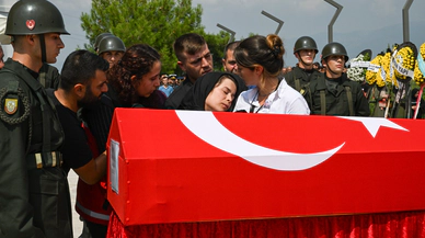 Şehit Astsubay Ünal Sipahi İzmir'de son yolculuğuna uğurlandı. Eşi Sevgi Sipahi'nin sözleri yürekleri parçaladı
