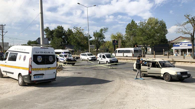 Cani adam arabadan inip kaçmaya çalışan karısını yakalayıp defalarca bıçakladı. Leyla Kaya öldü