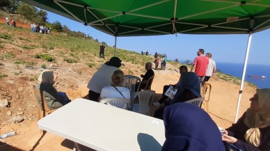 Trabzon'da deniz manzaralı mezarlık izdihamı. Bir kişi hastaneye kaldırıldı