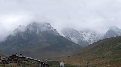 Yılın ilk karı düştü! Yaylalar ve dağ etekleri beyaz örtüyle kaplandı