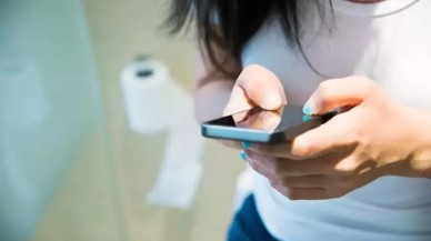Telefonla tuvalette vakit geçirenler dikkat! Bu hastalık kabusunuz olabilir