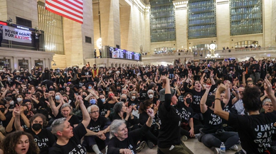 Amerikalı Yahudiler New York'ta tren garını işgal etti: Soykırıma izin vermiyoruz. Gazze'de acil ateşkes