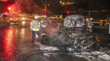 Gaziosmanpaşa'da çarpışan taksi ile motosiklet alev alev yandı. 1 kişi öldü