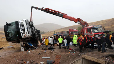 Sivas'ta yolcu otobüsü devrildi. 7 kişi hayatını kaybetti. Ölenlerin kimlikleri belli oldu