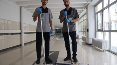 Diyarbakır'da tıp öğrencileri A. Selçuk Maral ve M. Caner Bahçivancı okudukları fakülte hastanesine temizlikçi atandı