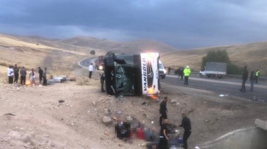 Sivas'ta yolcu otobüsü devrildi,  4 kişi öldü,  25 kişi yaralandı