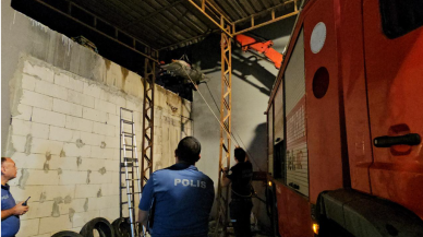 4 metreden terasa düştü,  itfaiye vinçle kurtardı