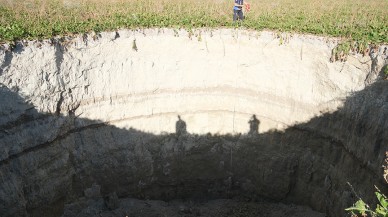 Pancar tarlasında oluşan obruk vatandaşları tedirgin etti!