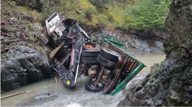 Düzce'de kamyon dereye uçtu! Necmettin Çalışkan yaşamını yitirdi.
