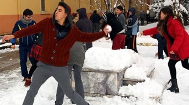 Kar bastırdı. Okullar tatil edildi