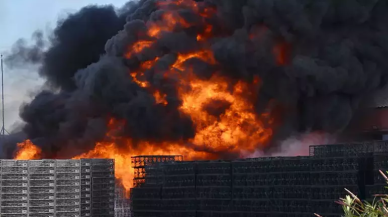 Antalya'da plastik fabrikası alev alev yandı!