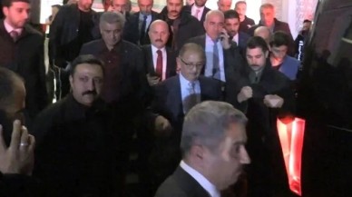 Malatya depremine yakalanan Bakan Özhaseki'nin depreme yakalandığı anlar. Apar topar dışarı çıkarıldı