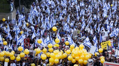 İsrail Netanyahu'ya karşı ayaklandı. Binlerce kişi sokağa indi,  başbakanlığa yürüdü