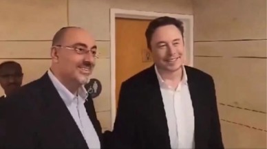 Elon Musk yanına gelen kişinin kim olduğunu öğrenince koşarak uzaklaştı!