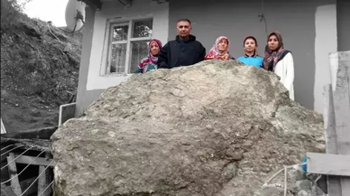Dağdan kopan kaya parçası evin önüne düştü!