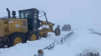 Kar yolları kapadı. Araçlar kara saplandı