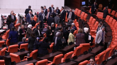 TBMM'de ilginç anlar. Özlem Zengin bir anda ayağa kalktı. AK Partililer Meclis'i terk etti