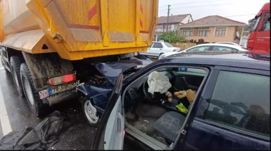 Feci Kaza! Kamyona adeta saplandı