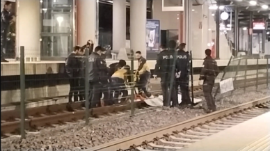 Gece kulübünden çıktı, üst geçitten kendini raylara bıraktı!