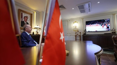 Cumhurbaşkanı Erdoğan,  Adana mitinginden sonra valiliğe gidip televizyonun başına geçti. Maçı heyecan içinde izledi