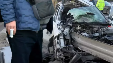 Akılalmaz kaza: Otomobil hurdaya döndü, parmağından hafif şekilde yaralandı!