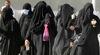 Suudi Arabistan'da çarşaf yasaklandı!