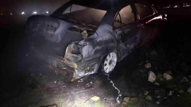 Boş araziye bırakılan otomobil yanarak kullanılamaz hale geldi!