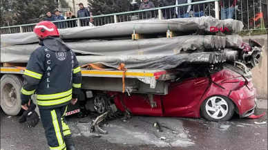 Kocaeli'de feci kaza! Tırın altına giren araç alev aldı sürücü can verdi