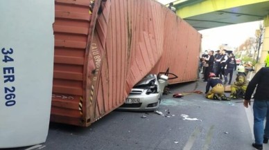 Bakırköy'de TIR otomobilin üstüne devrildi. 4 kişi öldü