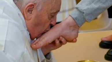 Papa kadınların ayağını yıkayıp öptü