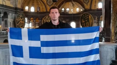 Ayasofya’da provokasyon! Yunan turist bayrak açtı