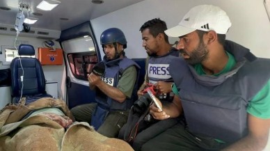 İsrail,  Gazze'de TRT ekibine saldırdı! Kameramanın ayağı koptu