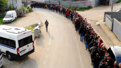 Geleneksel hale gelen bayramlaşma: Binlerce kişi sıraya girerek  bayramlaştı