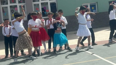 Erkek öğrencilere etek giydirip peçe taktırdılar!