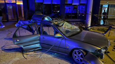 Kocaeli'nde feci kaza! Otomobil ikiye bölündü: 1 ölü,  1 yaralı!