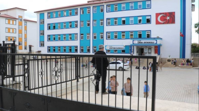 Okulda şiddet durmuyor! Kopya çeken öğrenci öğretmenini bıçakladı!